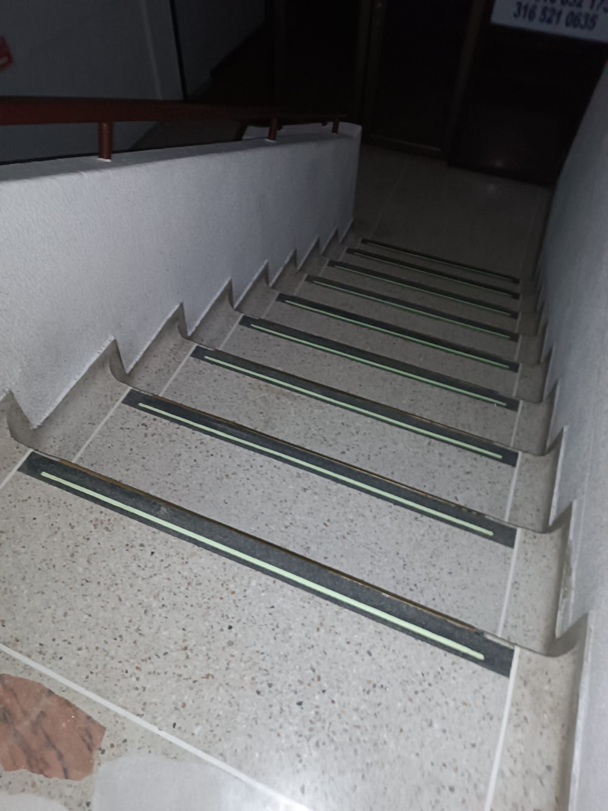 Cintas antideslizantes escaleras 2